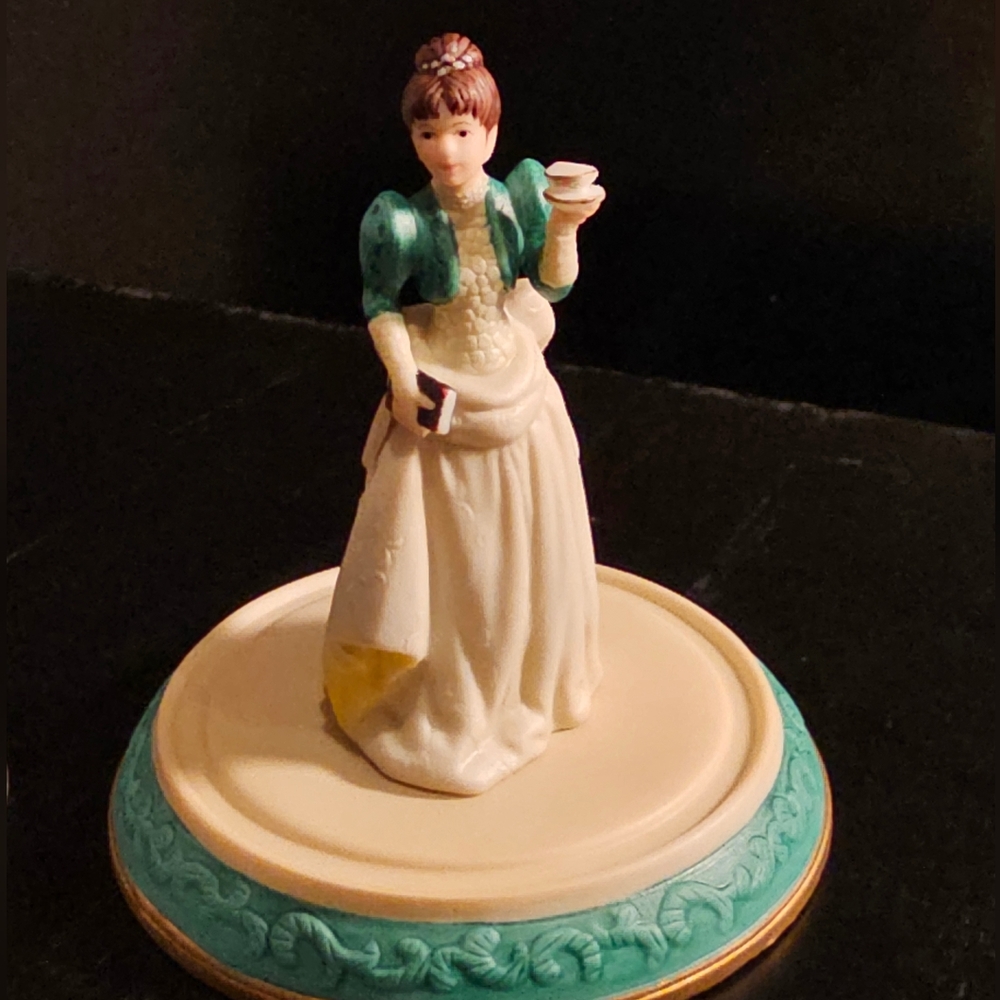 Avon  MRS P. F. E. ALBEE FIGURINE 1995 Presidents Club Mrs Albee Figurine